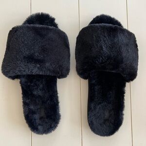 Skims Fuzzy Faux Fur Slide Slippers, size 40